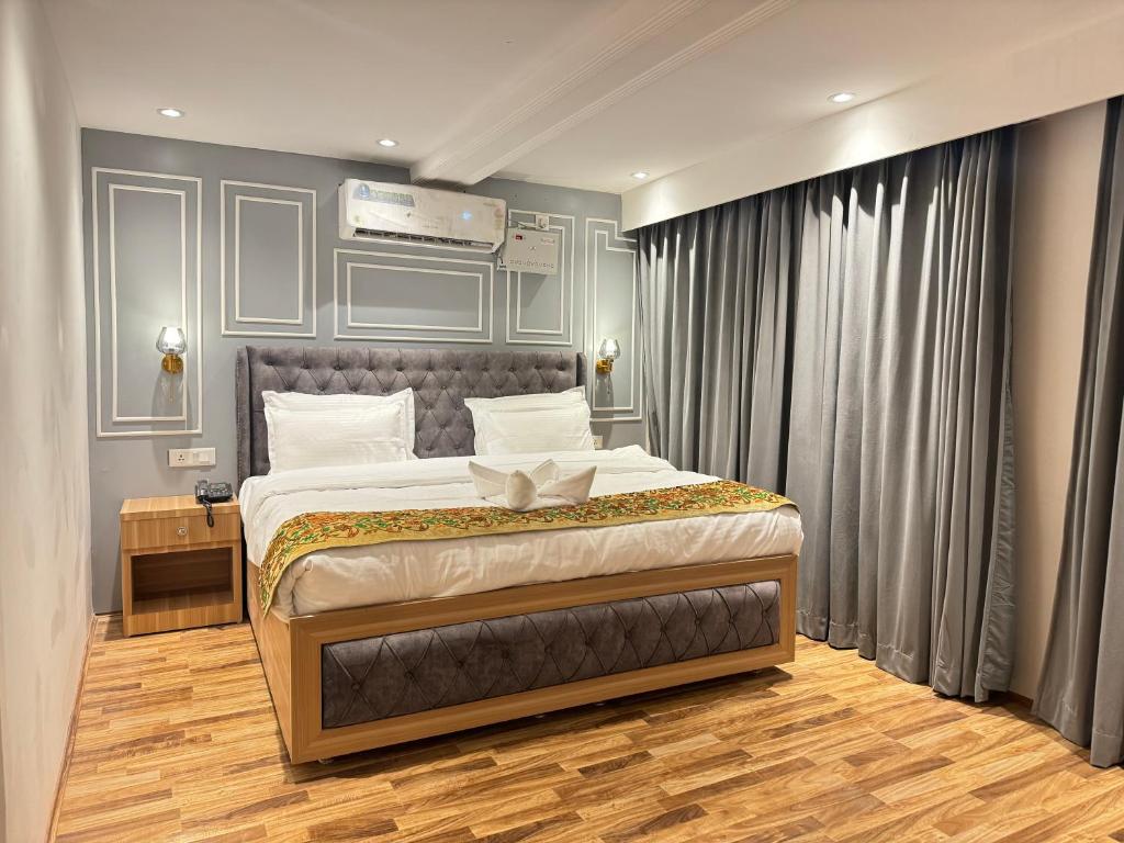 - une chambre avec un grand lit dans l'établissement De Elaaf The Luxury Stay, à Srinagar
