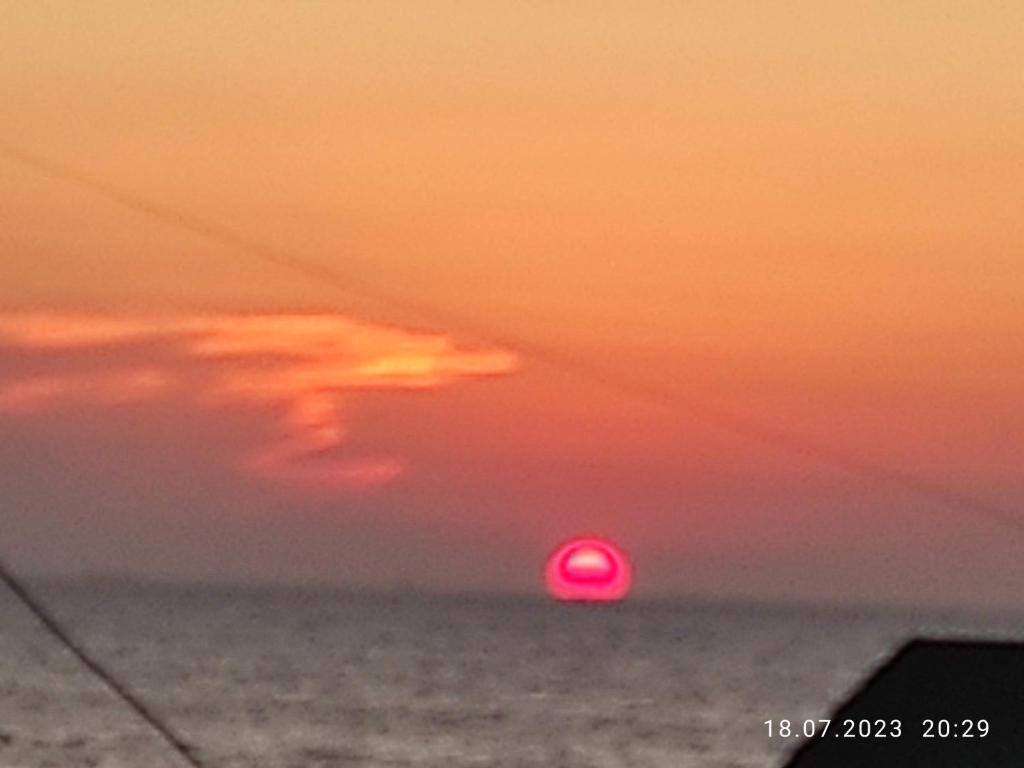 um pôr-do-sol sobre o oceano com um céu vermelho em Istanbul, Yalova Çınarcık am Meer em Çınarcık