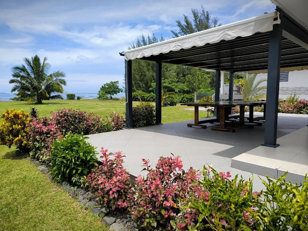 Vrt pred nastanitvijo Moanaura Lodge