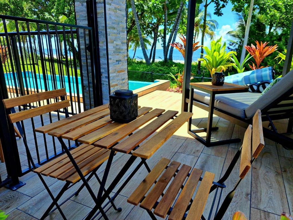 Bazén v ubytování Seadreams Mission Beach nebo v jeho okolí