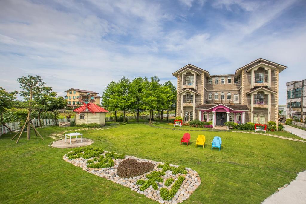 a large house with a playground in the yard at 伊莎愛莉溜滑梯親子民宿 in Wujie