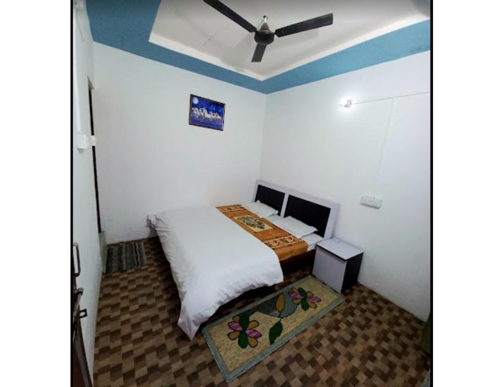 - une petite chambre avec un lit et un plafond dans l'établissement White House Resort, Sansari kund, Guptkashi, à Ukhimath