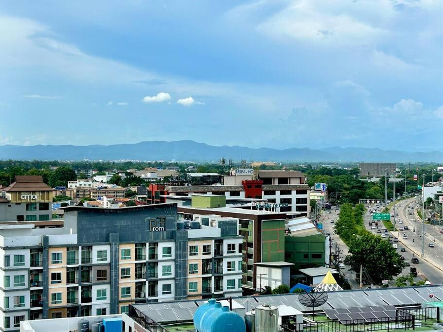 uma vista para uma cidade com uma estrada e edifícios em City Skyline View Nimman walkable 2 MAYA mall em Chiang Mai