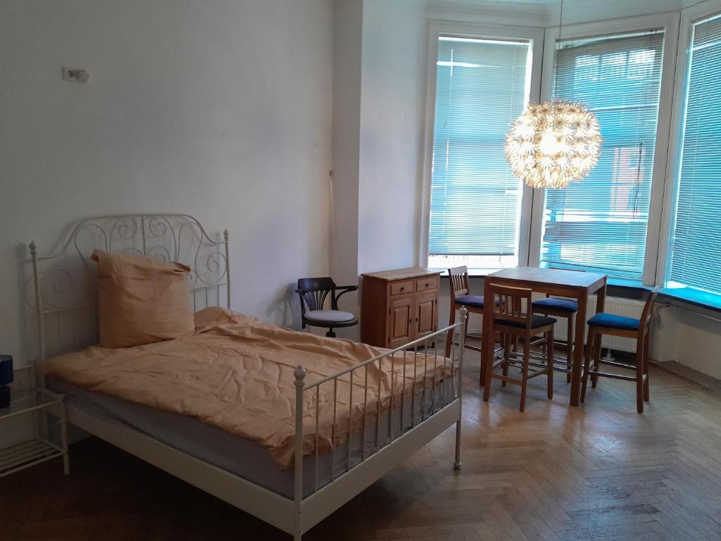 a bedroom with a bed and a table and chairs at Apartment Villa Nähe Bahnhof in Heide