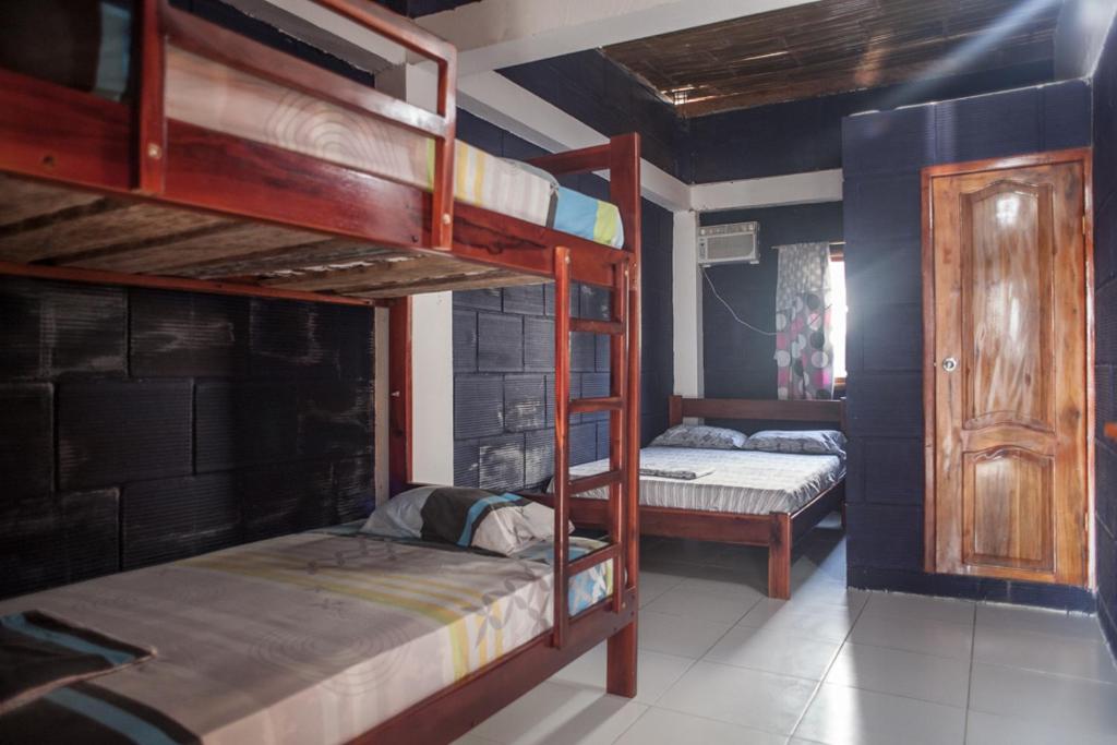 dois beliches num quarto com duas outras camas em Hostel El Gran Azul Olon em Olón