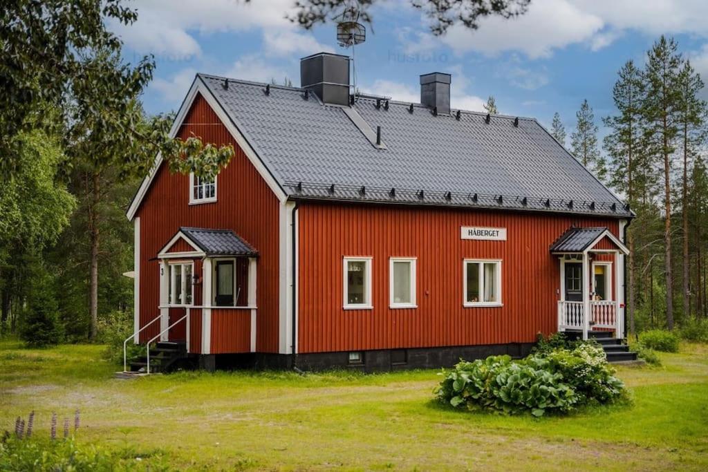 a red house with a gray roof at Nära fjäll och natur! in Vemhån