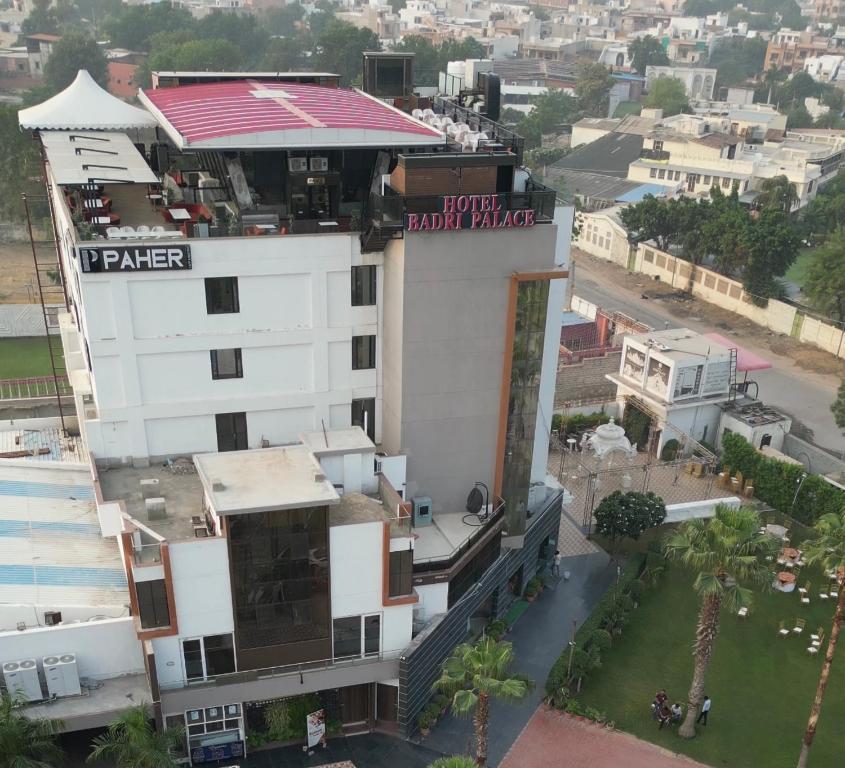 ein weißes Gebäude mit einem fröhlichen Platzschild drauf in der Unterkunft hotel badri palace in Jodhpur