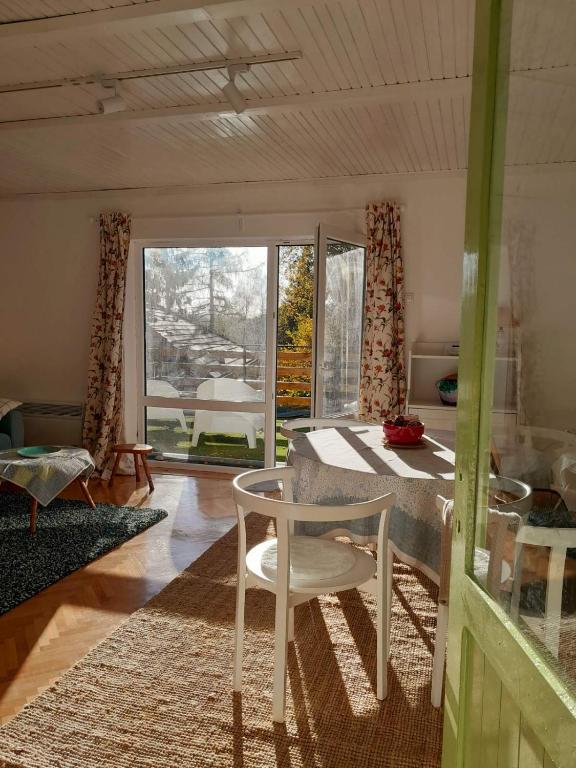 Area soggiorno di Pine tree cottage