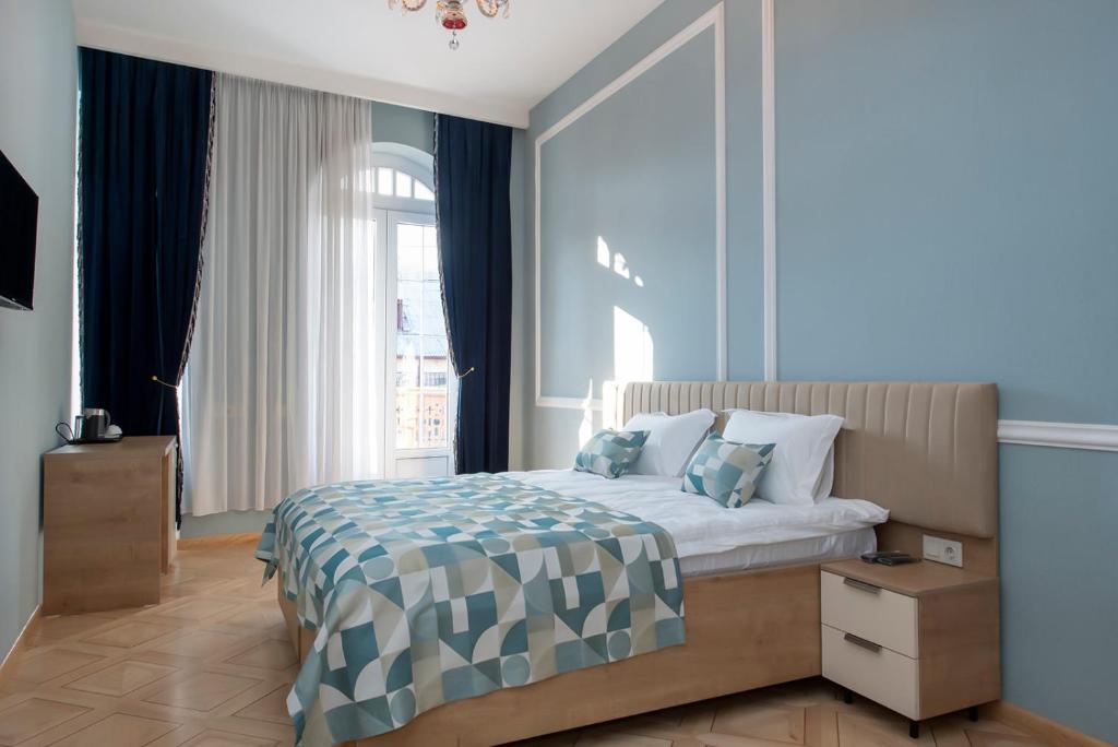 Postel nebo postele na pokoji v ubytování Metekhi Boutique Hotel