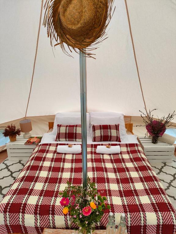 Postel nebo postele na pokoji v ubytování Puszcza Glamping