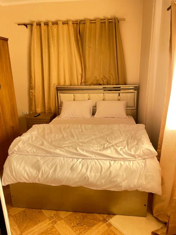 Postel nebo postele na pokoji v ubytování Sami pyramids and city view INN