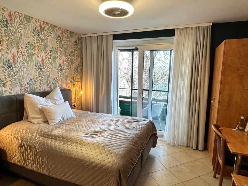 1 dormitorio con cama y ventana grande en Brauner Bär, en Altenberg