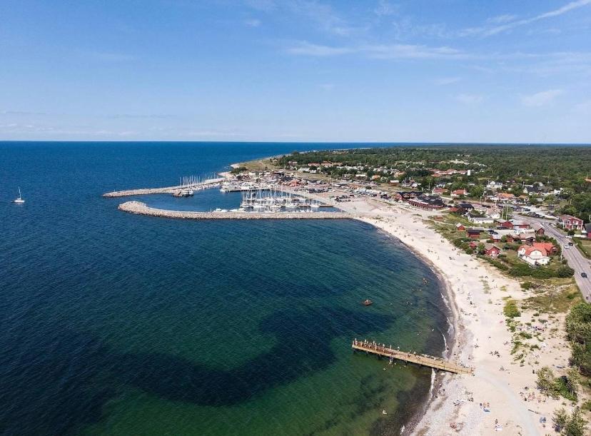 an aerial view of a beach and the ocean at Strandlägenhet Byxelkrok, Öland in Byxelkrok