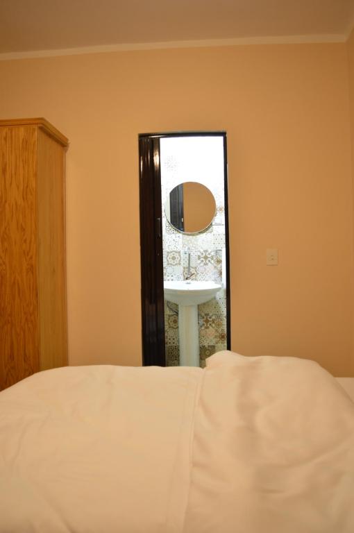 Postel nebo postele na pokoji v ubytování Sami pyramids and city view INN