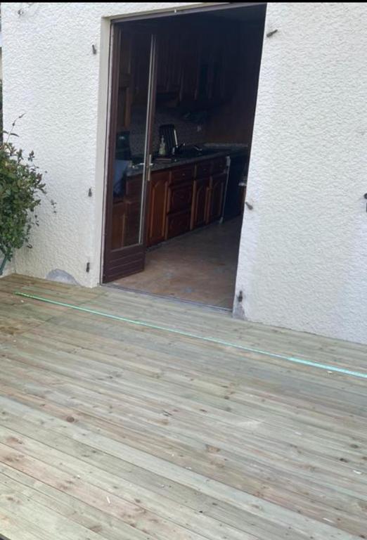 Une porte ouverte s'ouvre sur une cuisine dotée de parquet. dans l'établissement Saint germain, à Poissy