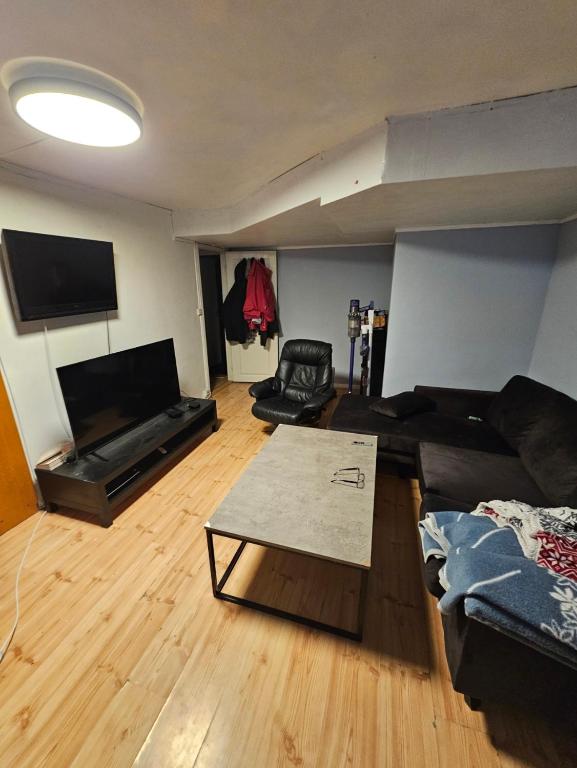 En TV eller et underholdningssystem på Private Bedroom in shared apartment