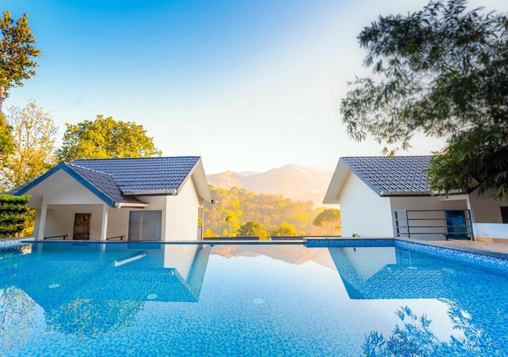 uma villa com piscina num resort em Munnar Majestic Resorts by VOYE HOMES em Anachal