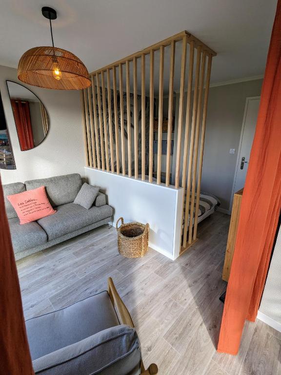 un salon avec un canapé et un escalier dans l'établissement Appartement plein coeur Port Olona, à La Chaume