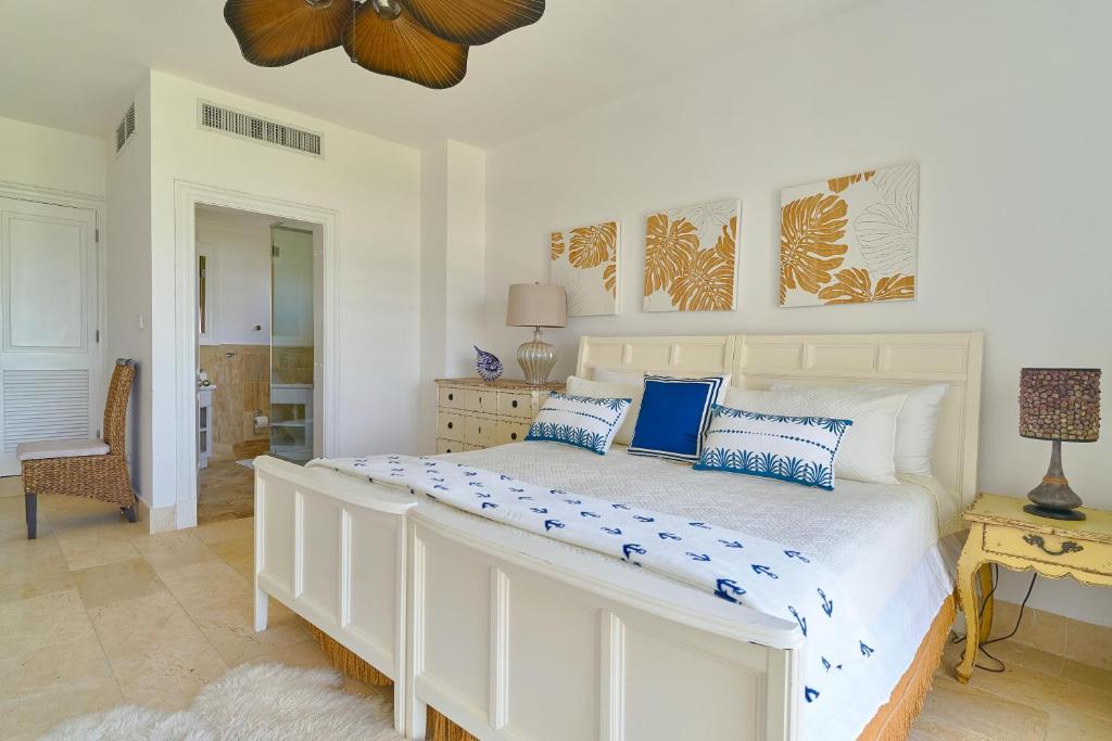 Postel nebo postele na pokoji v ubytování Stunning Beachfront Pent-House At Cap Cana, Punta Cana