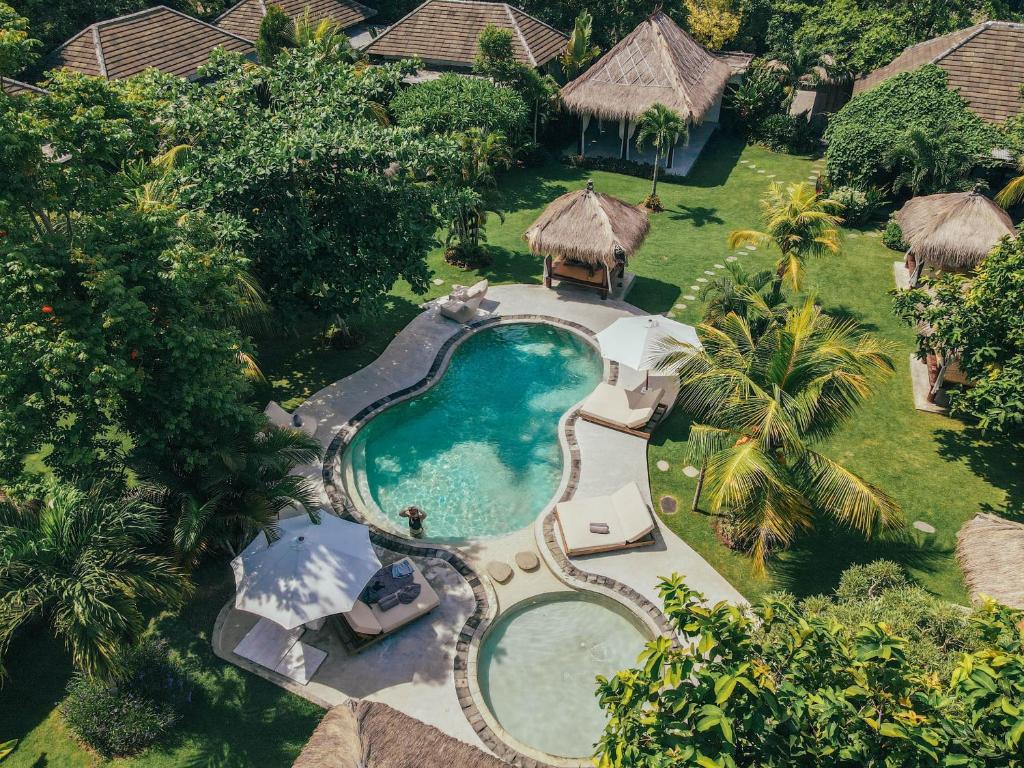 烏魯瓦圖的住宿－Village Bali，享有度假村游泳池的空中景致