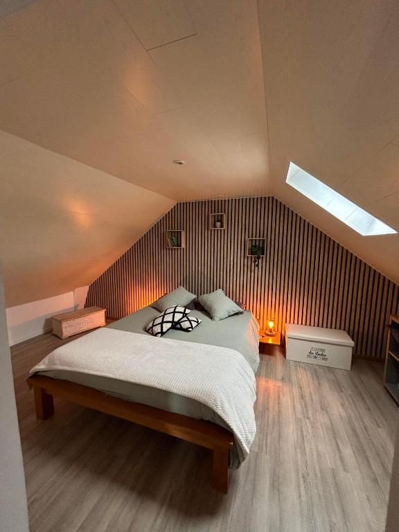 ein Schlafzimmer mit einem großen Bett in einem Zimmer in der Unterkunft Chez dimi et mary in Marche-en-Famenne