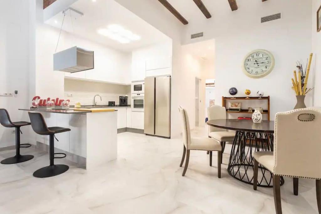 a kitchen and dining room with a table and chairs at Apartamento Exclusivo en Valencia in Valencia