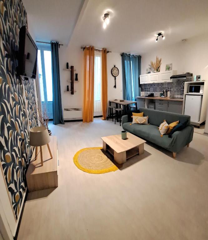 un salon avec un canapé et une table dans l'établissement Appartement 1er Marseille Saint-Charles, à Marseille