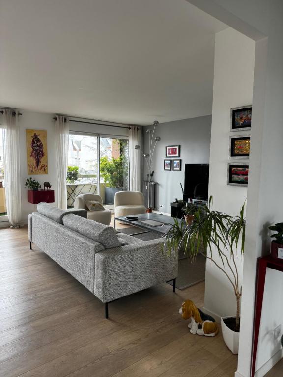 un soggiorno con divano e tavolo di chez Nathalie a Boulogne-Billancourt