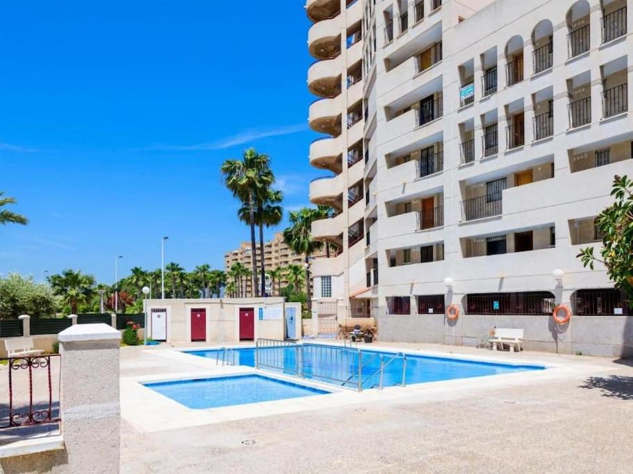 une piscine en face d'un bâtiment dans l'établissement logement tout confort marina or, à Oropesa del Mar