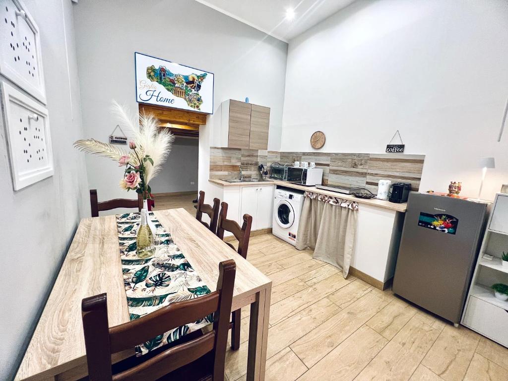 A kitchen or kitchenette at Giglio Home