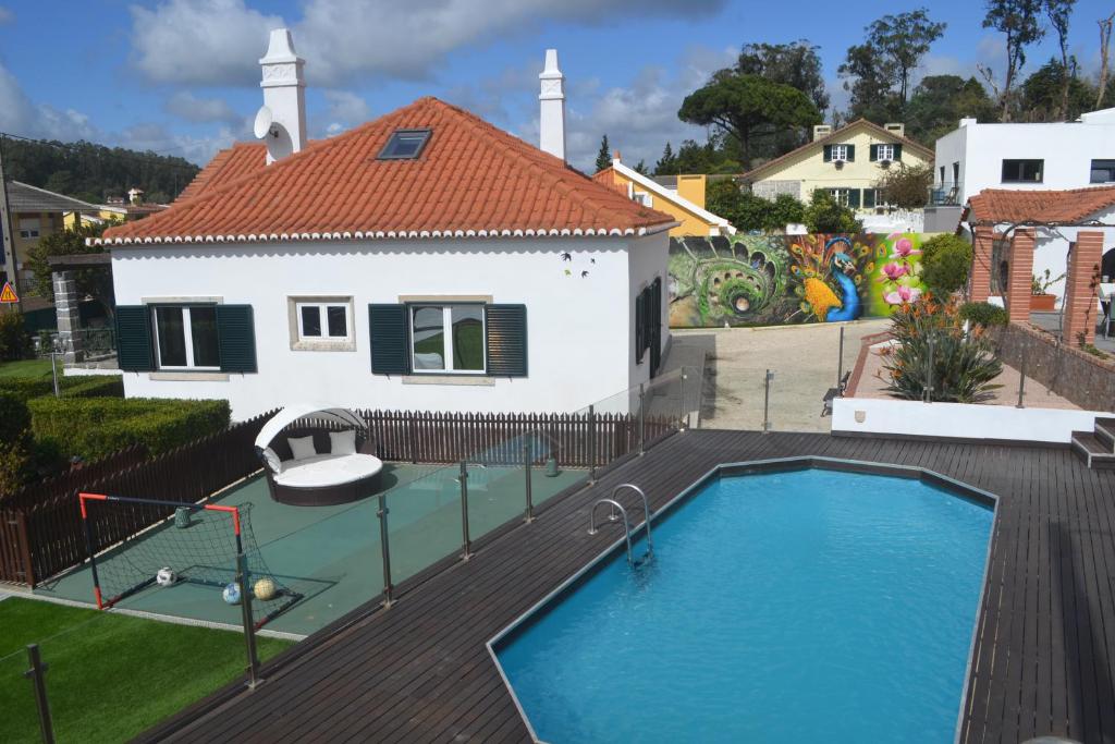 una casa con piscina en una terraza en Belas Rustic Chick en Belas