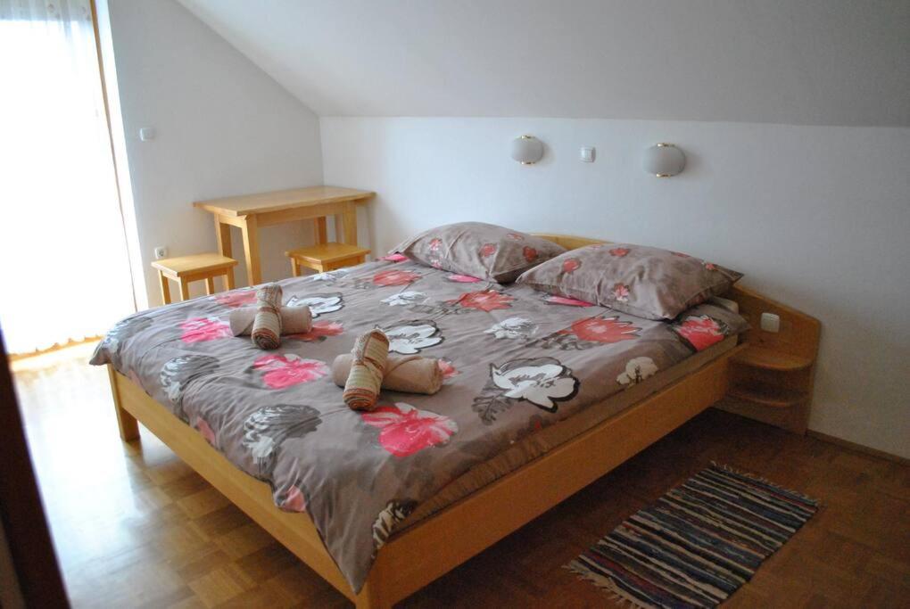 Postel nebo postele na pokoji v ubytování Tourist Farm Kladje