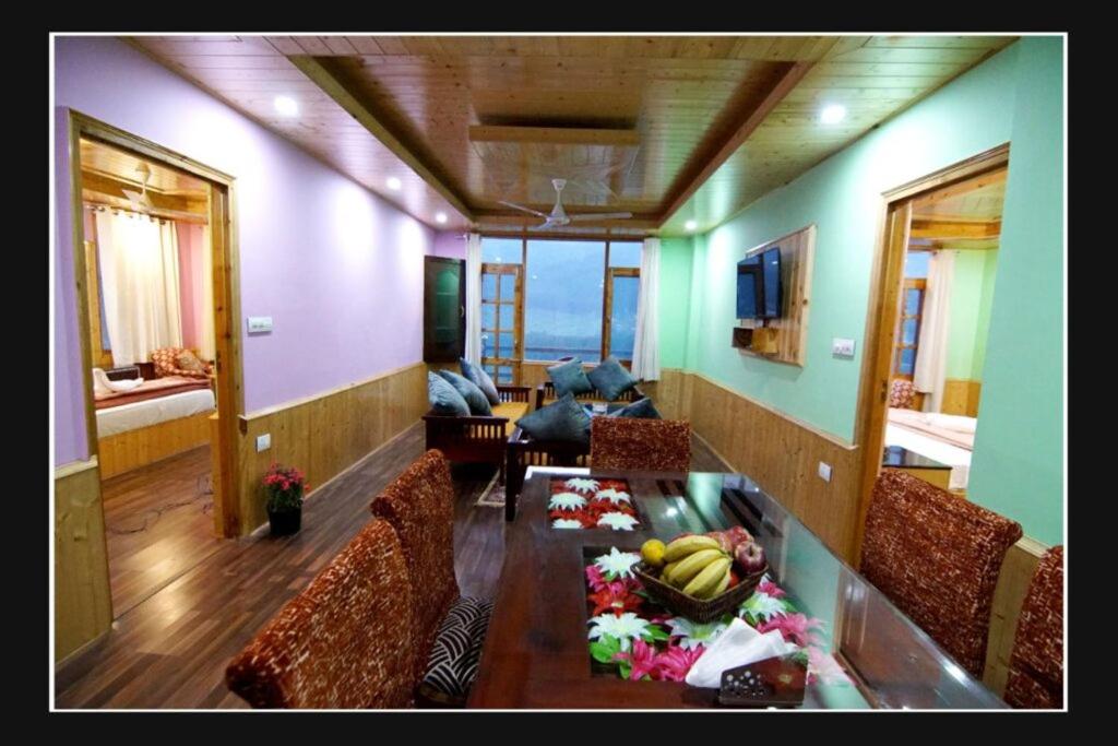 - un salon avec une table et des bananes dans l'établissement Lotus cottage, à Manali