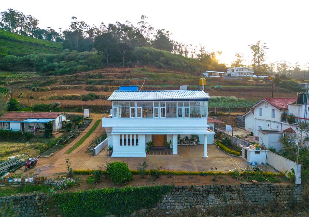 Photo de la galerie de l'établissement Autumn Farm Villa Ooty by VOYE HOMES - NB - 200 Meters Walkable Distace From The Parking Area, à Ooty