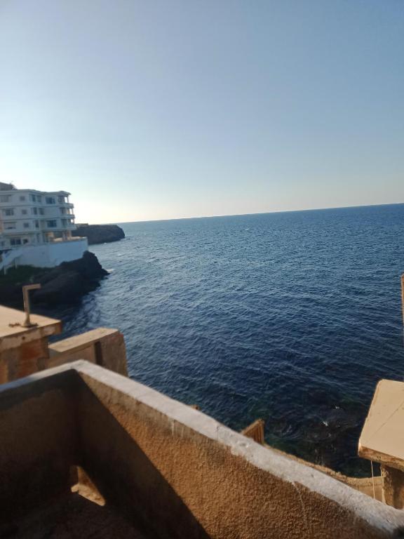 a view of the ocean from a balcony at Maison pied dans l'eau Bainem Alger in Baïnem Falaise