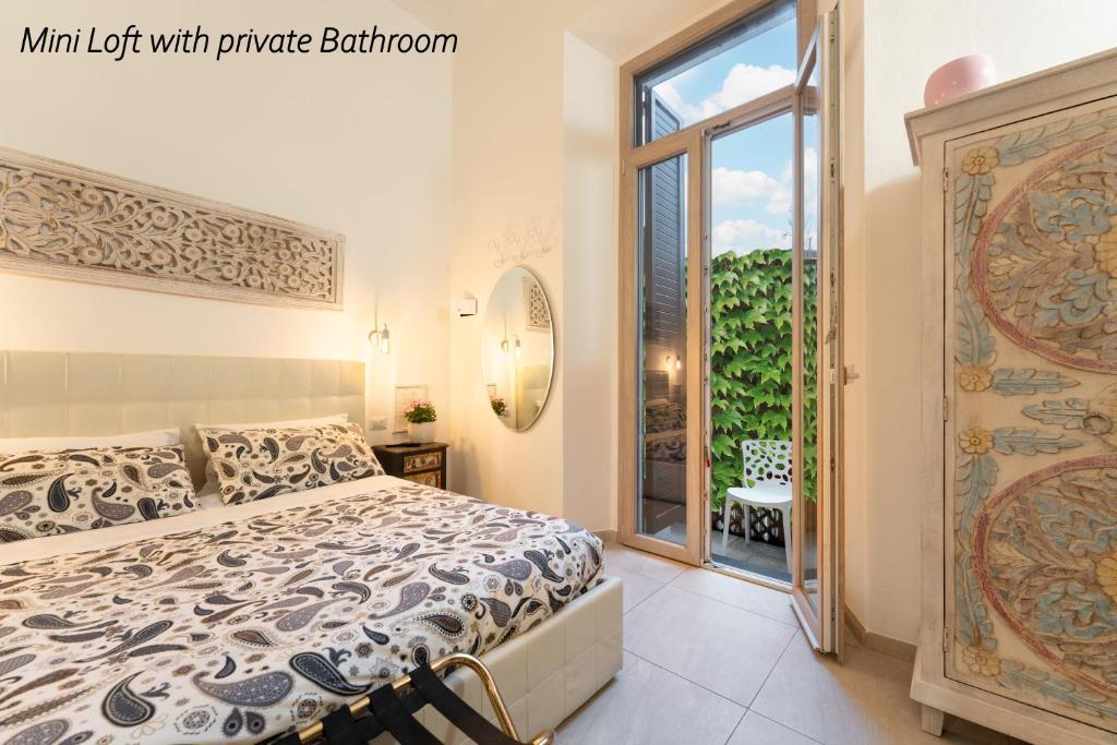 sypialnia z łóżkiem i dużym oknem w obiekcie APARTMENT 20 we Florencji