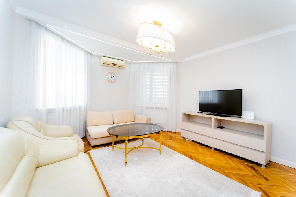 sala de estar con sofá blanco y TV en 2 room apartment in the center city, en Chişinău