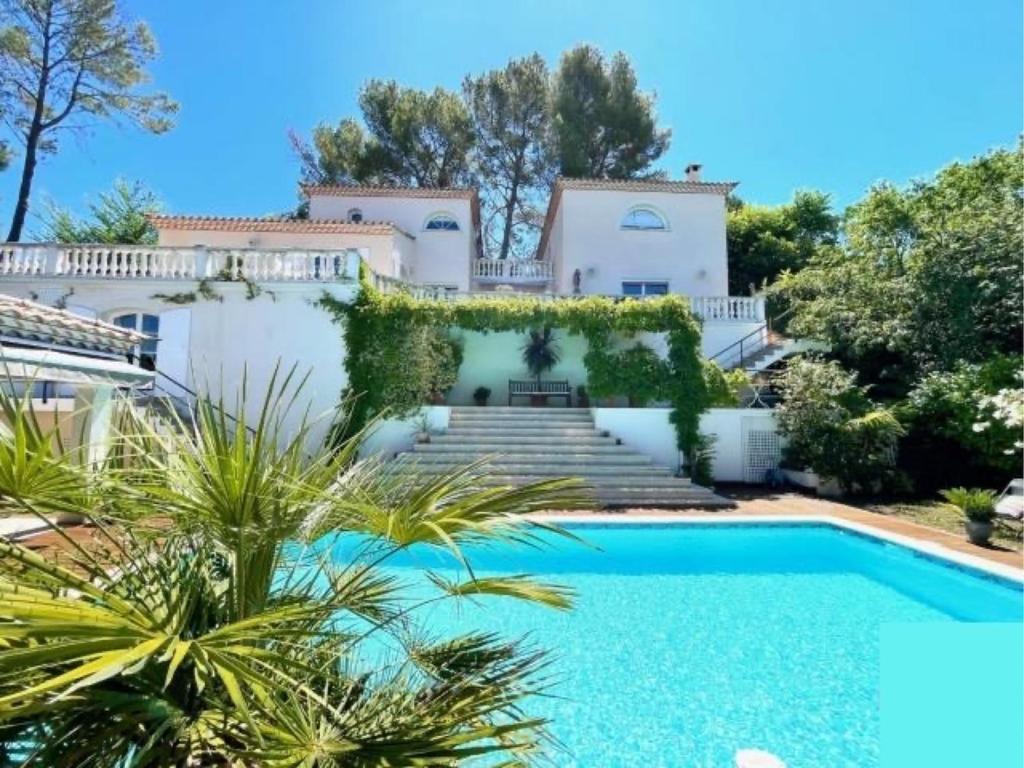 une villa avec piscine devant une maison dans l'établissement Panoramix, à Villevieille
