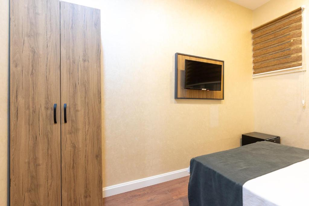 TV a/nebo společenská místnost v ubytování Valens Boutique Hotel