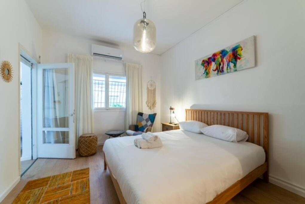 1 dormitorio con 1 cama blanca grande en una habitación en Modern 2br 6 guets - ben gourion Blvd area en Tel Aviv
