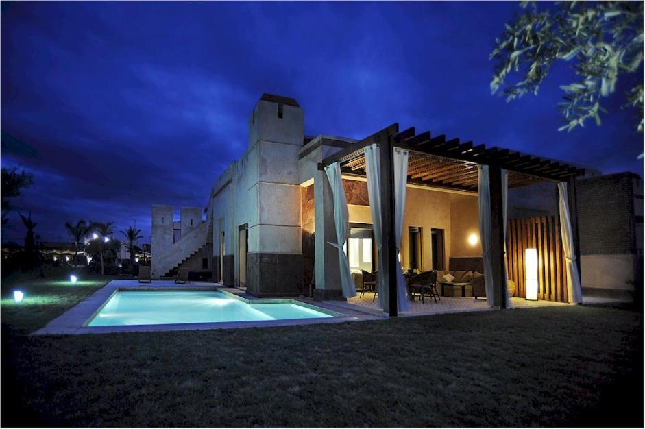 une maison avec une piscine la nuit dans l'établissement Villa de standing à Marrakech Complexe résidentiel Apple Garden, à Marrakech