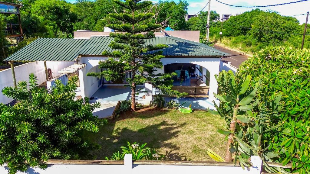 une vue aérienne sur une maison avec un arbre dans l'établissement Sea La Vie - Holiday Home, à Albion