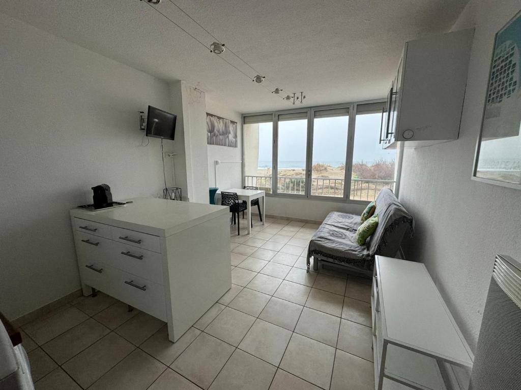 TV a/nebo společenská místnost v ubytování Belle vue sur mer avec place de parking