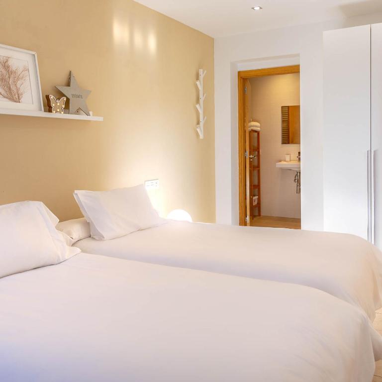 Postel nebo postele na pokoji v ubytování Apartamentos Naredo