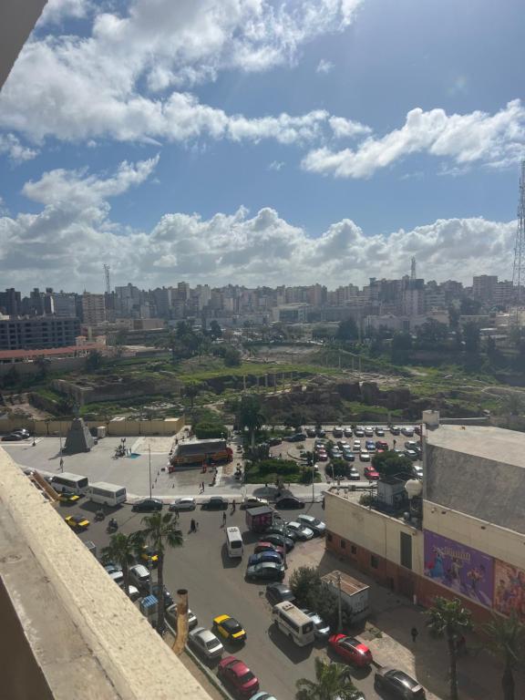 una vista de un estacionamiento con una ciudad en el fondo en زافيرو شارع فؤاد en Alexandría