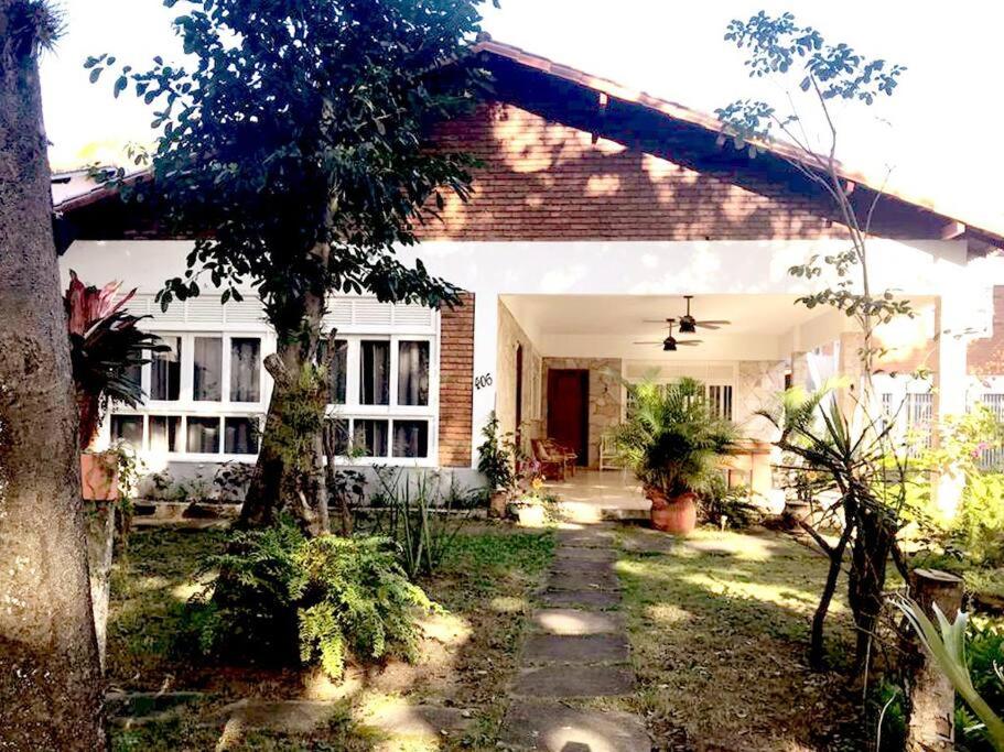 Zahrada ubytování Casa Bosque da Praia 5 quartos, bilhar e ar split.