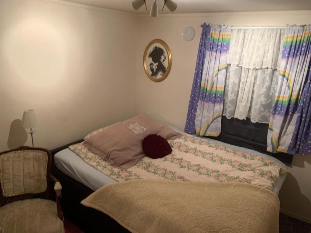 un dormitorio con una cama con un animal de peluche en Privat soverom, en Moss