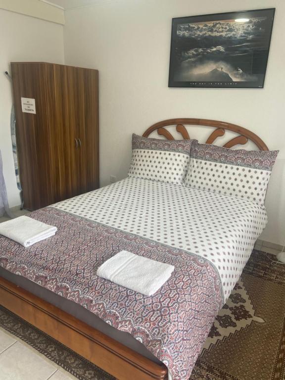 ein Schlafzimmer mit einem Bett mit zwei Handtüchern darauf in der Unterkunft Le Sami in Lausanne