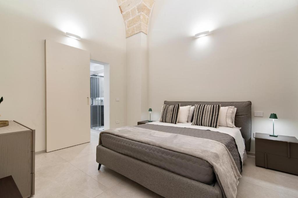 Postel nebo postele na pokoji v ubytování Chapeau Apartment - Lecce Selection