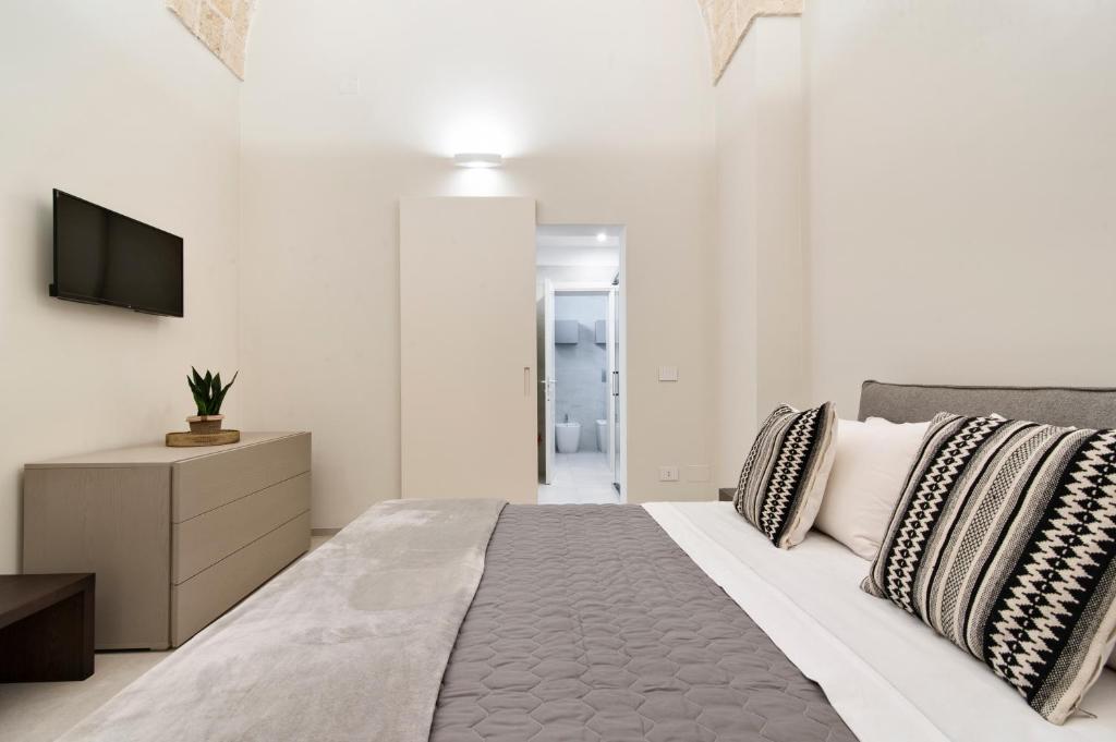 Postel nebo postele na pokoji v ubytování Chapeau Apartment - Lecce Selection